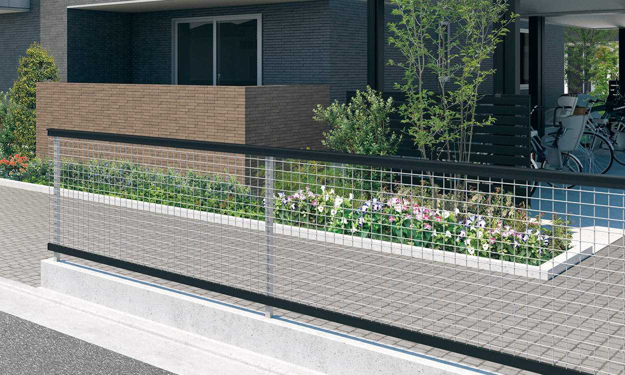 笠木：ブラック／メッシュパネル・支柱：サンシルバー／2010　三協アルミ　門・フェンスまわり　フェンス・スクリーン　目隠し　モダン　おしゃれ　エクステリア　愛知・名古屋の外構専門店パートナーホームのエクステリア　製品一覧　形材フェンス　ハイブリッドT・T|パートナーホーム