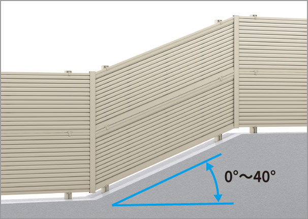 傾斜専用2段・3段フリー支柱 ［75角支柱］ 傾斜ルーバータイプも多段施工が可能。レジリアYLK型との組み合わせにより、傾斜地への施工が可能です。 ※写真はレジリア2段施工 三協アルミ　門・フェンスまわり　フェンス・スクリーン　目隠し　モダン　おしゃれ　エクステリア　愛知・名古屋の外構専門店パートナーホームのエクステリア　製品一覧　形材フェンス　多段支柱　2段フリー支柱|パートナーホーム