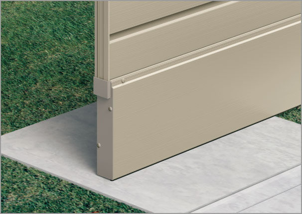 下桟すき間カバー（すき間157mm用） 専用の下桟すき間カバーを用意しています。 ※下桟すき間157mmの場合、必ず下桟すき間カバーを取り付けてください。 三協アルミ　門・フェンスまわり　フェンス・スクリーン　目隠し　モダン　おしゃれ　エクステリア　愛知・名古屋の外構専門店パートナーホームのエクステリア　製品一覧　形材フェンス　多段支柱　2段フリー支柱|パートナーホーム