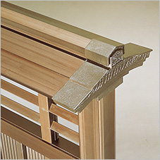 屋根小口キャップ 塀の端部には、アルミ鋳物製の大型キャップを採用しています。2型には、門戸と連結するキャップも用意しています。　三協アルミ　門・フェンスまわり　フェンス・スクリーン　目隠し　モダン　おしゃれ　エクステリア　愛知・名古屋の外構専門店パートナーホームのエクステリア　製品一覧　形材フェンス　大和塀|パートナーホーム