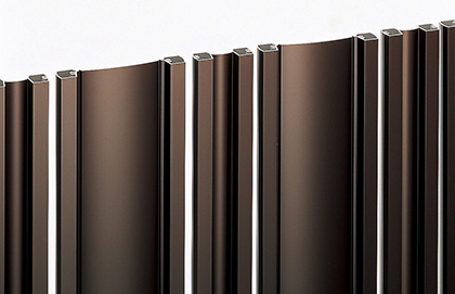 2型断面部 板塀風のデザインです。　三協アルミ　門・フェンスまわり　フェンス・スクリーン　目隠し　モダン　おしゃれ　エクステリア　愛知・名古屋の外構専門店パートナーホームのエクステリア　製品一覧　形材フェンス　比美|パートナーホーム