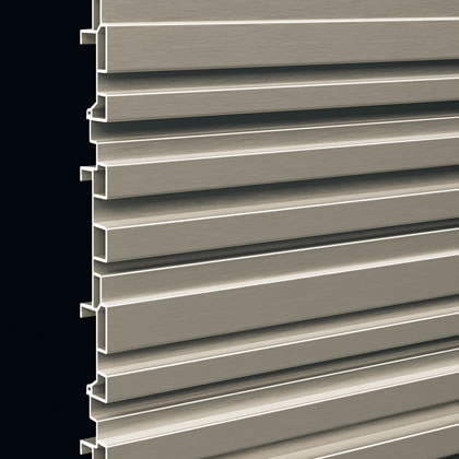 小端積み調のデザイン 1型はスクリーンパネルの表面に施された繊細な凹凸が角度によって美しい陰影を感じさせる小端積み調のデザインです。　三協アルミ　門・フェンスまわり　フェンス・スクリーン　目隠し　モダン　おしゃれ　エクステリア　愛知・名古屋の外構専門店パートナーホームのエクステリア　製品一覧　ガーデンスクリーン　ベルサード|パートナーホーム