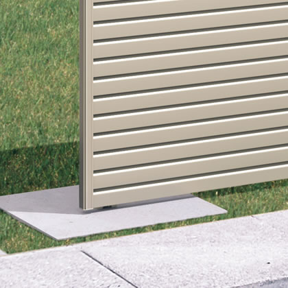 下桟 スクリーン下部のすき間がわずか15mmで、外からの視線に配慮しています。　三協アルミ　門・フェンスまわり　フェンス・スクリーン　目隠し　モダン　おしゃれ　エクステリア　愛知・名古屋の外構専門店パートナーホームのエクステリア　製品一覧　ガーデンスクリーン　ベルサード|パートナーホーム