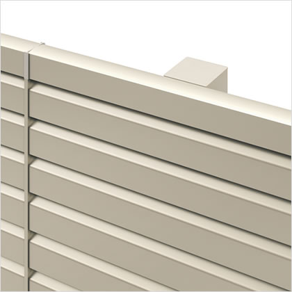 フリー支柱タイプ スクリーン上端からの支柱のはみ出しがないので、スッキリとした意匠に仕上がります。　三協アルミ　門・フェンスまわり　フェンス・スクリーン　目隠し　モダン　おしゃれ　エクステリア　愛知・名古屋の外構専門店パートナーホームのエクステリア　製品一覧　ガーデンスクリーン　ベルサード|パートナーホーム