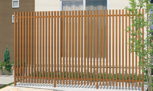 間仕切り支柱タイプ スマートで統一感のあるデザインです。　三協アルミ　門・フェンスまわり　フェンス・スクリーン　目隠し　モダン　おしゃれ　エクステリア　愛知・名古屋の外構専門店パートナーホームのエクステリア　製品一覧　ガーデンスクリーン　エルファード両面タイプ|パートナーホーム