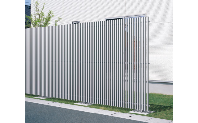 フリー支柱タイプ スマートで統一感のあるデザインです。　三協アルミ　門・フェンスまわり　フェンス・スクリーン　目隠し　モダン　おしゃれ　エクステリア　愛知・名古屋の外構専門店パートナーホームのエクステリア　製品一覧　ガーデンスクリーン　エルファード片面タイプ|パートナーホーム