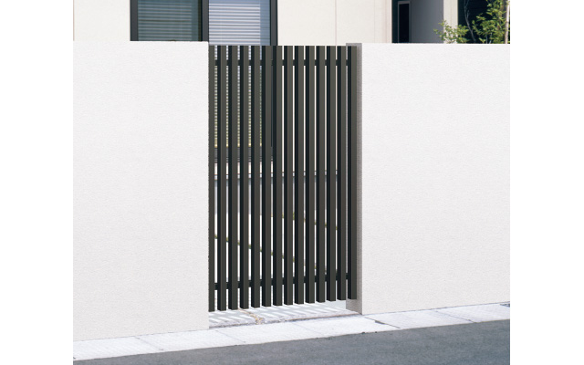 壁付けタイプ 直線塀のアクセントや、部分的に光や風を採り入れたい場合にご使用ください。　三協アルミ　門・フェンスまわり　フェンス・スクリーン　目隠し　モダン　おしゃれ　エクステリア　愛知・名古屋の外構専門店パートナーホームのエクステリア　製品一覧　ガーデンスクリーン　エルファード片面タイプ|パートナーホーム