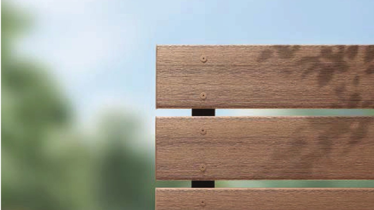 平行に流れる木目の凹凸で、天然木のリアルな美しさを再現。上質で穏やかな表情がナチュラルな空間を演出します。　LIXIL　門・フェンスまわり　フェンス・スクリーン　目隠し　モダン　おしゃれ　エクステリア　愛知・名古屋の外構専門店パートナーホームのエクステリア　製品一覧　フェンスAW　|パートナーホーム