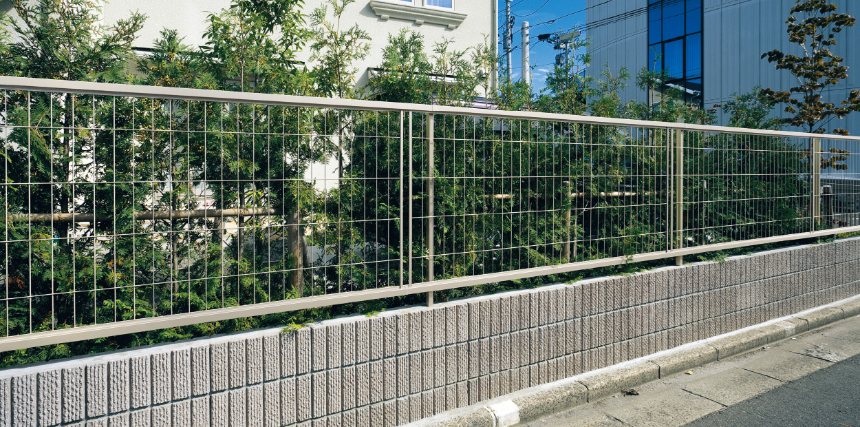 アーバングレー／2010　三協アルミ　門・フェンスまわり　フェンス・スクリーン　目隠し　モダン　おしゃれ　エクステリア　愛知・名古屋の外構専門店パートナーホームのエクステリア　製品一覧　形材フェンス　|パートナーホーム
