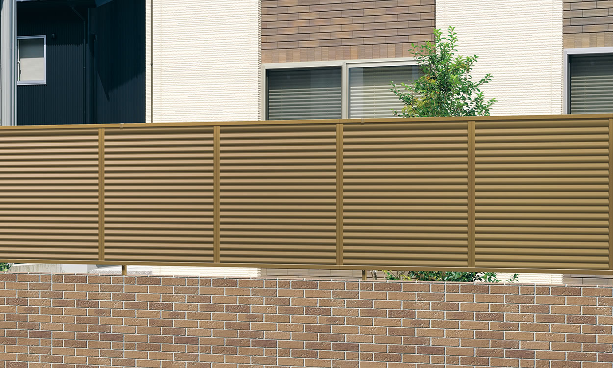 ブロンズ／2012　お求めやすさが魅力のベーシックデザインです。　三協アルミ　門・フェンスまわり　フェンス・スクリーン　目隠し　モダン　おしゃれ　エクステリア　愛知・名古屋の外構専門店パートナーホームのエクステリア　製品一覧　形材フェンス　カムフィX|パートナーホーム