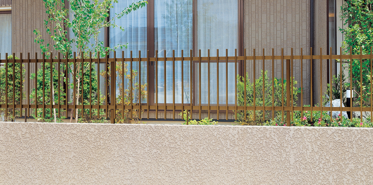 5型　ブロンズ／2008　三協アルミ　門・フェンスまわり　フェンス・スクリーン　目隠し　モダン　おしゃれ　エクステリア　愛知・名古屋の外構専門店パートナーホームのエクステリア　製品一覧　形材フェンス　速川|パートナーホーム