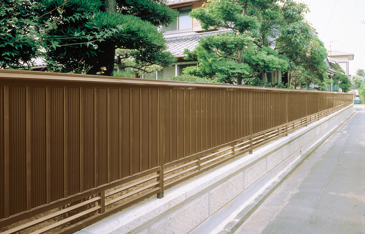 1型 ブロンズ／2010　三協アルミ　門・フェンスまわり　フェンス・スクリーン　目隠し　モダン　おしゃれ　エクステリア　愛知・名古屋の外構専門店パートナーホームのエクステリア　製品一覧　形材フェンス　大和塀|パートナーホーム