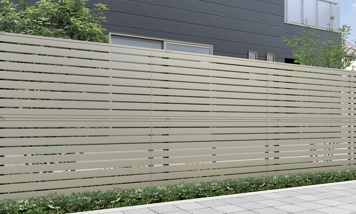 レジリア アーバングレー／2段施工／上・下：レジリアYK3型／2010　三協アルミ　門・フェンスまわり　フェンス・スクリーン　目隠し　モダン　おしゃれ　エクステリア　愛知・名古屋の外構専門店パートナーホームのエクステリア　製品一覧　形材フェンス　多段支柱　2段フリー支柱|パートナーホーム