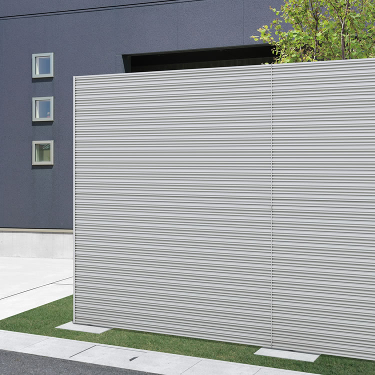 1型 サンシルバー／上・下：2012　三協アルミ　門・フェンスまわり　フェンス・スクリーン　目隠し　モダン　おしゃれ　エクステリア　愛知・名古屋の外構専門店パートナーホームのエクステリア　製品一覧　ガーデンスクリーン　ベルサード|パートナーホーム