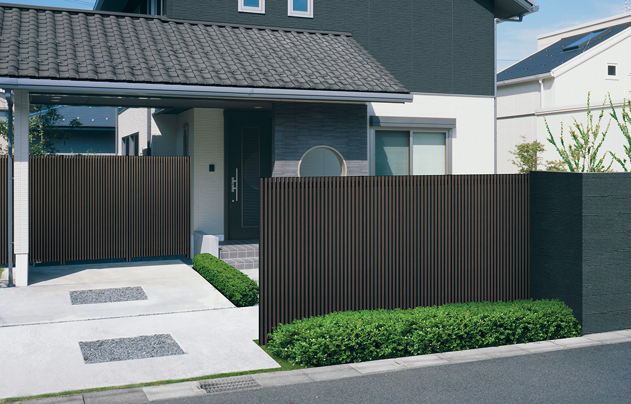 1型 アーバングレー（UC）／間仕切り支柱タイプ／1018　三協アルミ　門・フェンスまわり　フェンス・スクリーン　目隠し　モダン　おしゃれ　エクステリア　愛知・名古屋の外構専門店パートナーホームのエクステリア　製品一覧　ガーデンスクリーン　J.モダン|パートナーホーム