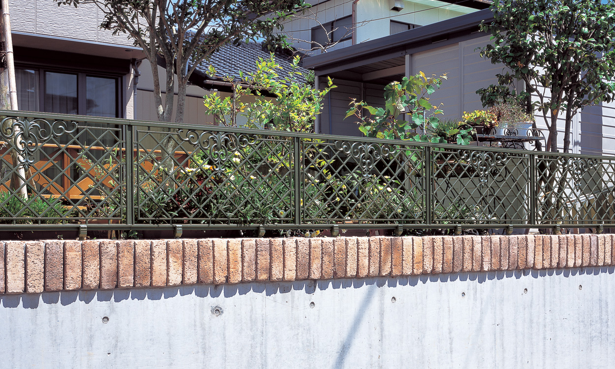 1型 ダークオリーブ　三協アルミ　門・フェンスまわり　フェンス・スクリーン　目隠し　モダン　おしゃれ　エクステリア　愛知・名古屋の外構専門店パートナーホームのエクステリア　製品一覧　鋳物フェンス　ラビロス　|パートナーホーム