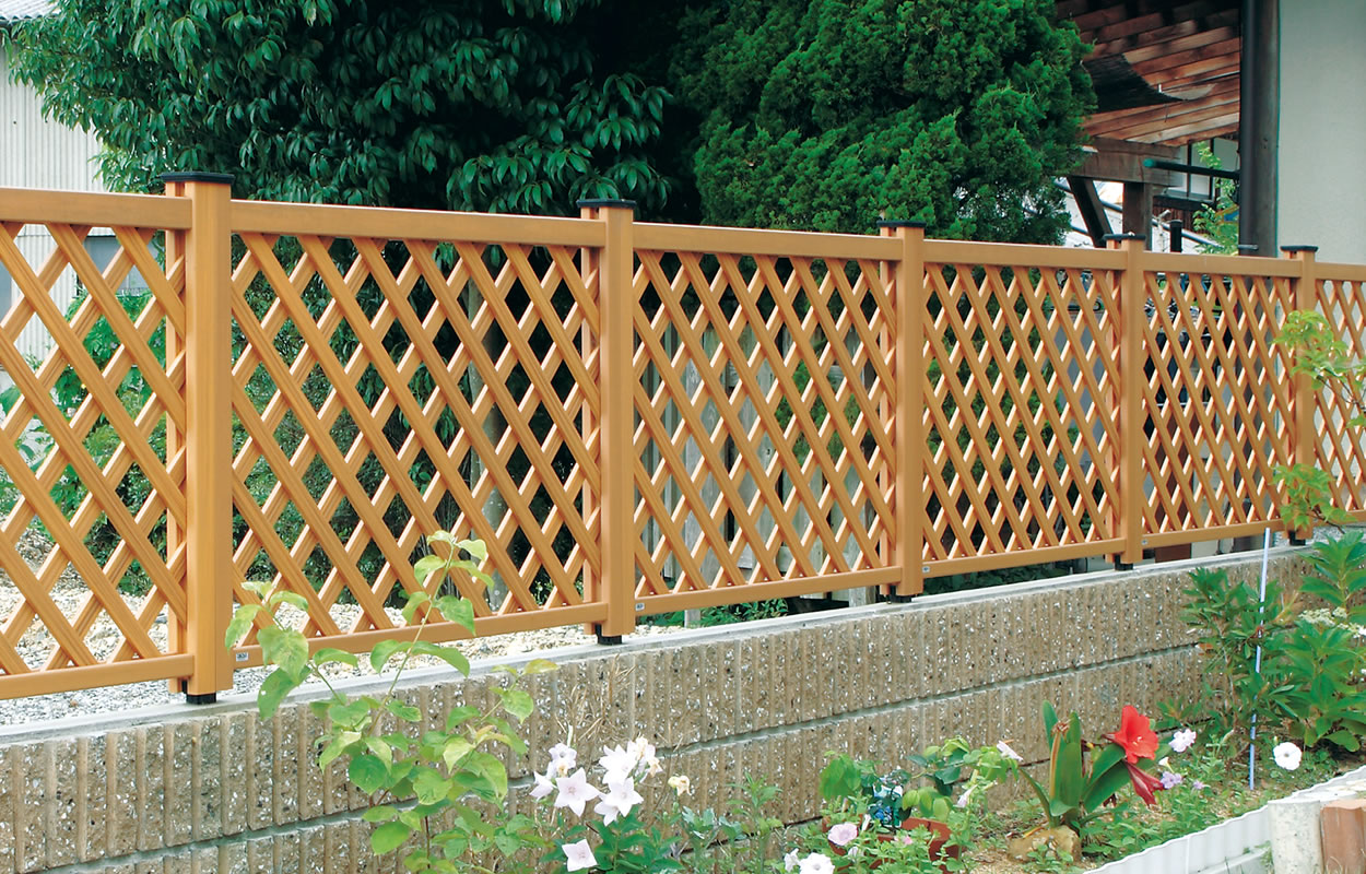 A型 パイン／1208　三協アルミ　門・フェンスまわり　フェンス・スクリーン　目隠し　モダン　おしゃれ　エクステリア　愛知・名古屋の外構専門店パートナーホームのエクステリア　製品一覧　鋳物フェンス　木粉入り樹脂フェンス　プラウディ|パートナーホーム