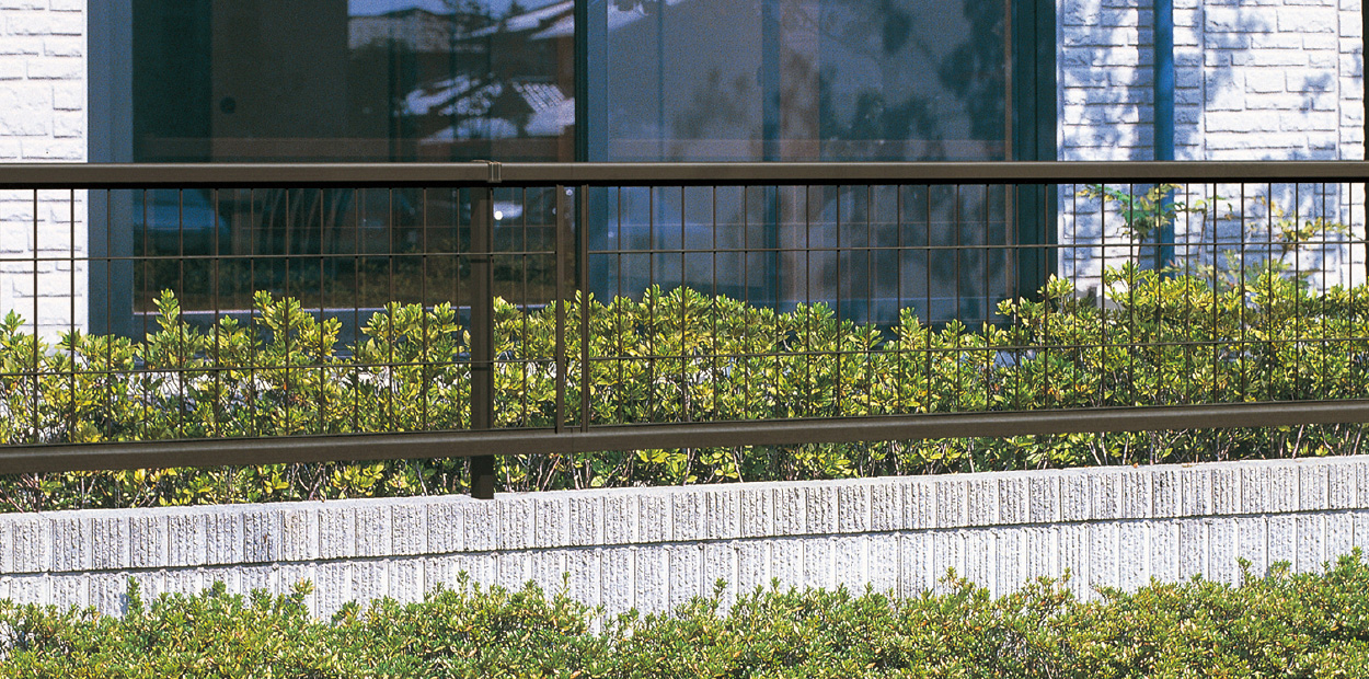 ダークブロンズ／２００６　三協アルミ　門・フェンスまわり　フェンス・スクリーン　目隠し　モダン　エクステリア　製品一覧　形材フェンス　|パートナーホーム