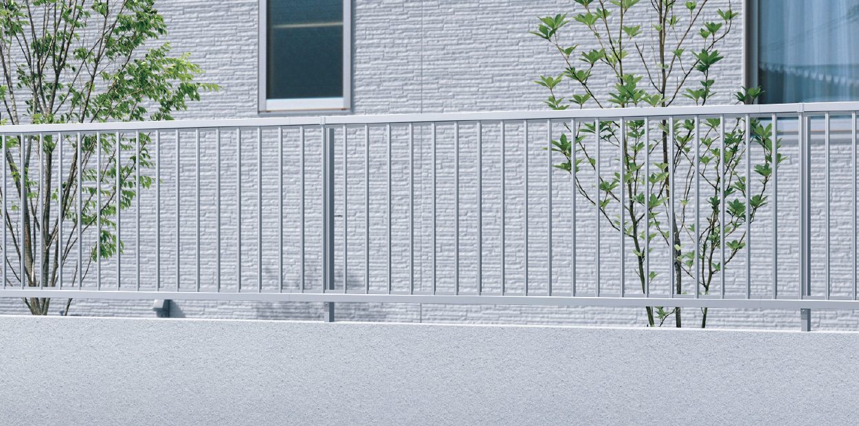 サンシルバー／2008　三協アルミ　門・フェンスまわり　フェンス・スクリーン　目隠し　モダン　おしゃれ　エクステリア　愛知・名古屋の外構専門店パートナーホームのエクステリア　製品一覧　形材フェンス　スーパー速川|パートナーホーム