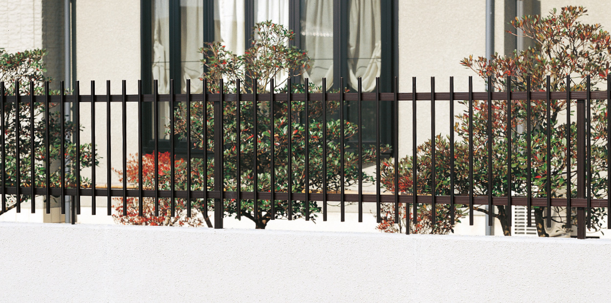 5型　ダークブロンズ／2008　三協アルミ　門・フェンスまわり　フェンス・スクリーン　目隠し　モダン　おしゃれ　エクステリア　愛知・名古屋の外構専門店パートナーホームのエクステリア　製品一覧　形材フェンス　速川|パートナーホーム