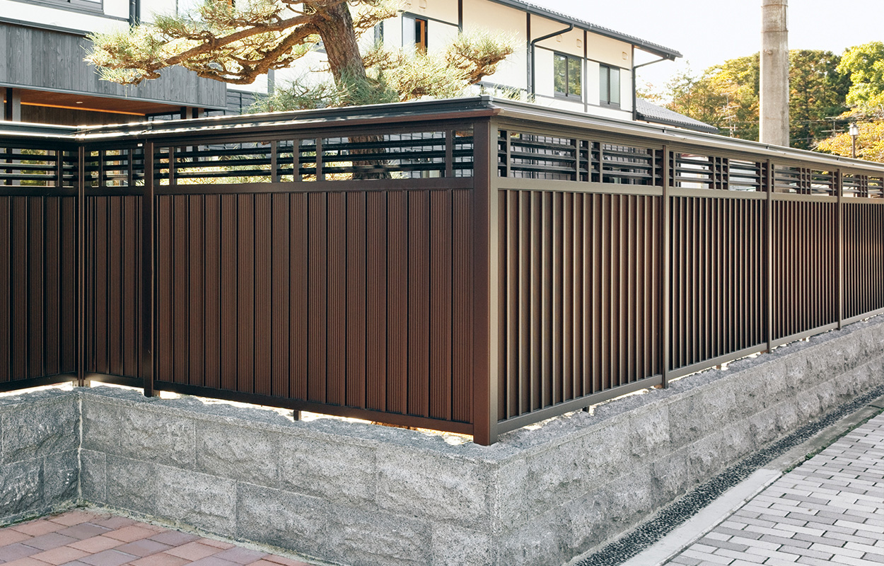 2型 ダークブロンズ／1814　三協アルミ　門・フェンスまわり　フェンス・スクリーン　目隠し　モダン　おしゃれ　エクステリア　愛知・名古屋の外構専門店パートナーホームのエクステリア　製品一覧　形材フェンス　大和塀|パートナーホーム