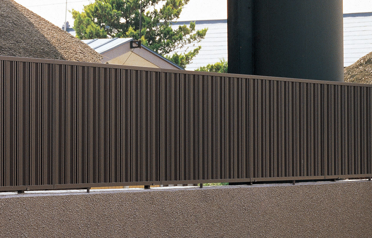 2型 ダークブロンズ／2010　三協アルミ　門・フェンスまわり　フェンス・スクリーン　目隠し　モダン　おしゃれ　エクステリア　愛知・名古屋の外構専門店パートナーホームのエクステリア　製品一覧　形材フェンス　比美|パートナーホーム