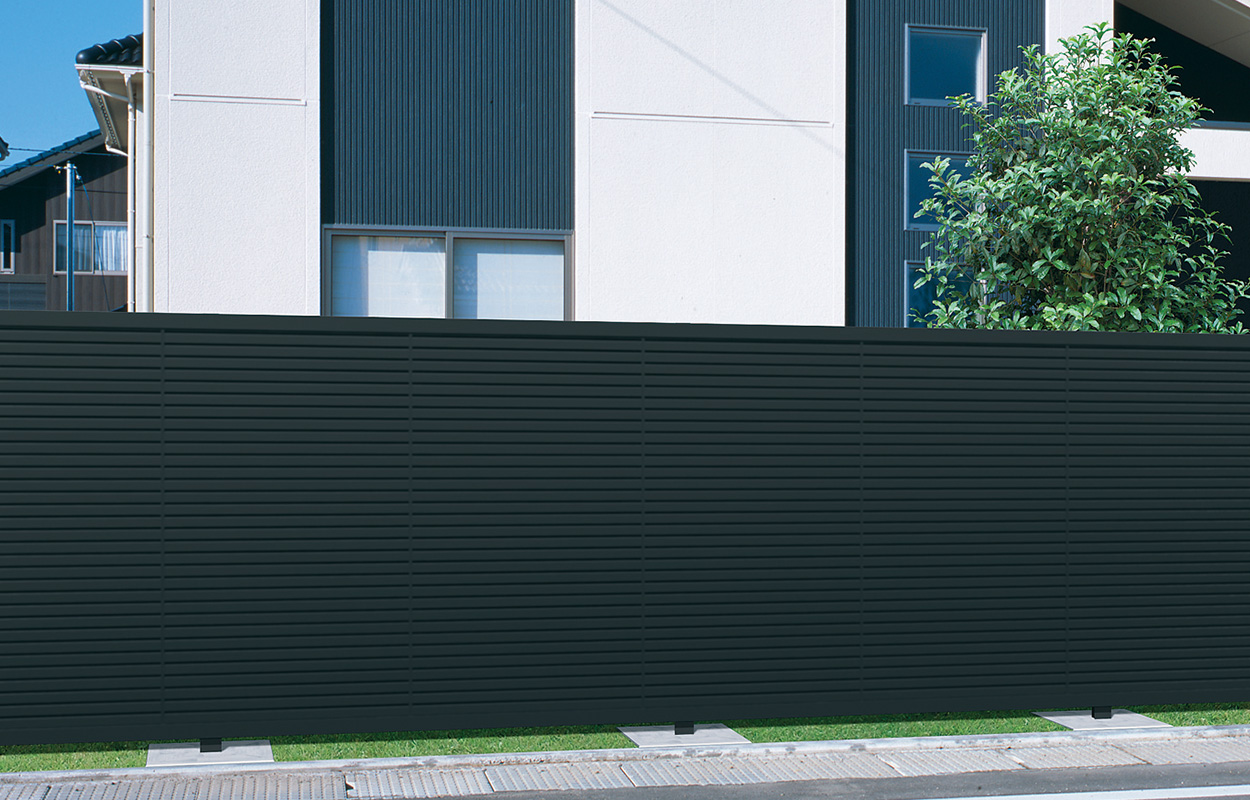 ブラック／1018　三協アルミ　門・フェンスまわり　フェンス・スクリーン　目隠し　モダン　おしゃれ　エクステリア　愛知・名古屋の外構専門店パートナーホームのエクステリア　製品一覧　形材フェンス　ニューアイシャノンG 1型|パートナーホーム
