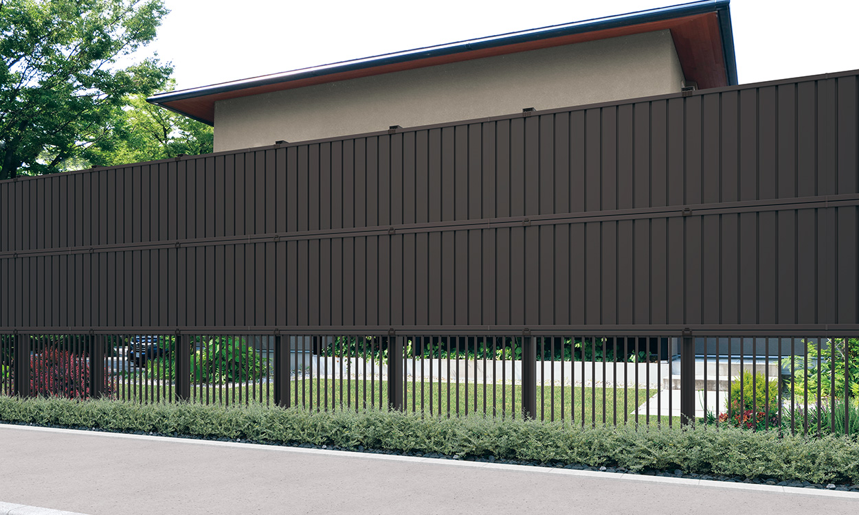 レジリア ダークブロンズ／3段施工／上・中：レジリアTM1型／2008／下：レジリアTK1型／2008　三協アルミ　門・フェンスまわり　フェンス・スクリーン　目隠し　モダン　おしゃれ　エクステリア　愛知・名古屋の外構専門店パートナーホームのエクステリア　製品一覧　形材フェンス　多段支柱　3段フリー支柱|パートナーホーム