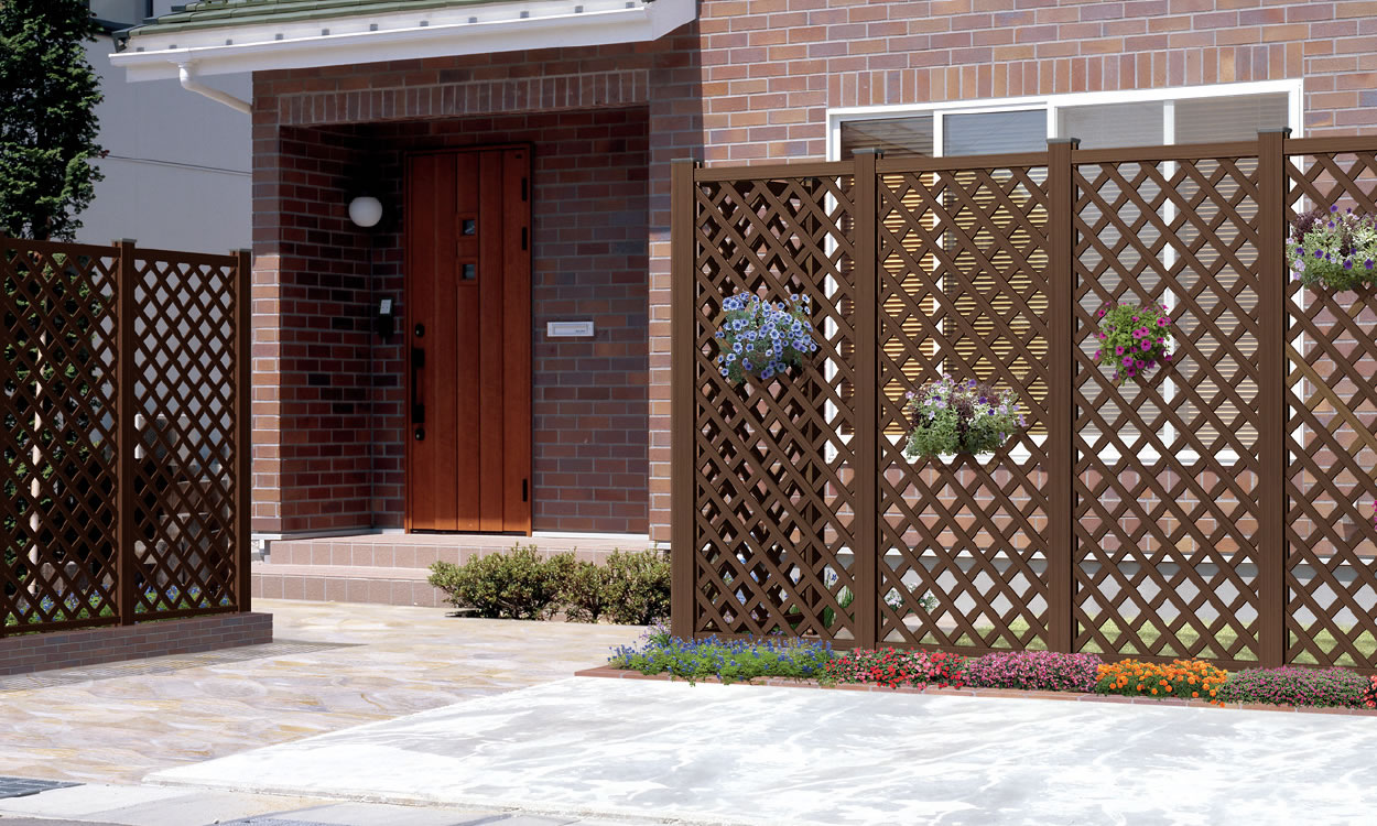 A型 ローズウッド／0818　三協アルミ　門・フェンスまわり　フェンス・スクリーン　目隠し　モダン　おしゃれ　エクステリア　愛知・名古屋の外構専門店パートナーホームのエクステリア　製品一覧　鋳物フェンス　木粉入り樹脂フェンス　プラウディ|パートナーホーム