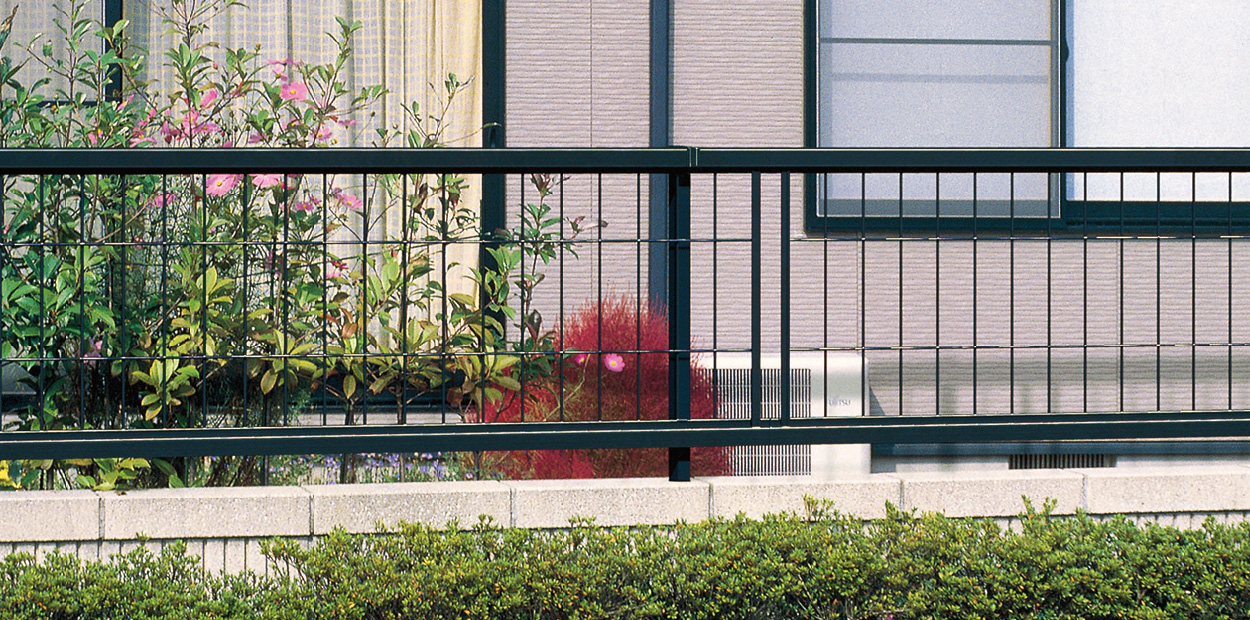 ブラック／2006　三協アルミ　門・フェンスまわり　フェンス・スクリーン　目隠し　モダン　おしゃれ　エクステリア　愛知・名古屋の外構専門店パートナーホームのエクステリア　製品一覧　形材フェンス　|パートナーホーム