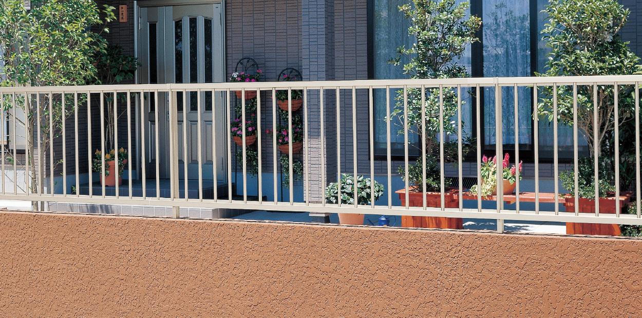 アーバングレー／2008　三協アルミ　門・フェンスまわり　フェンス・スクリーン　目隠し　モダン　おしゃれ　エクステリア　愛知・名古屋の外構専門店パートナーホームのエクステリア　製品一覧　形材フェンス　スーパー速川|パートナーホーム