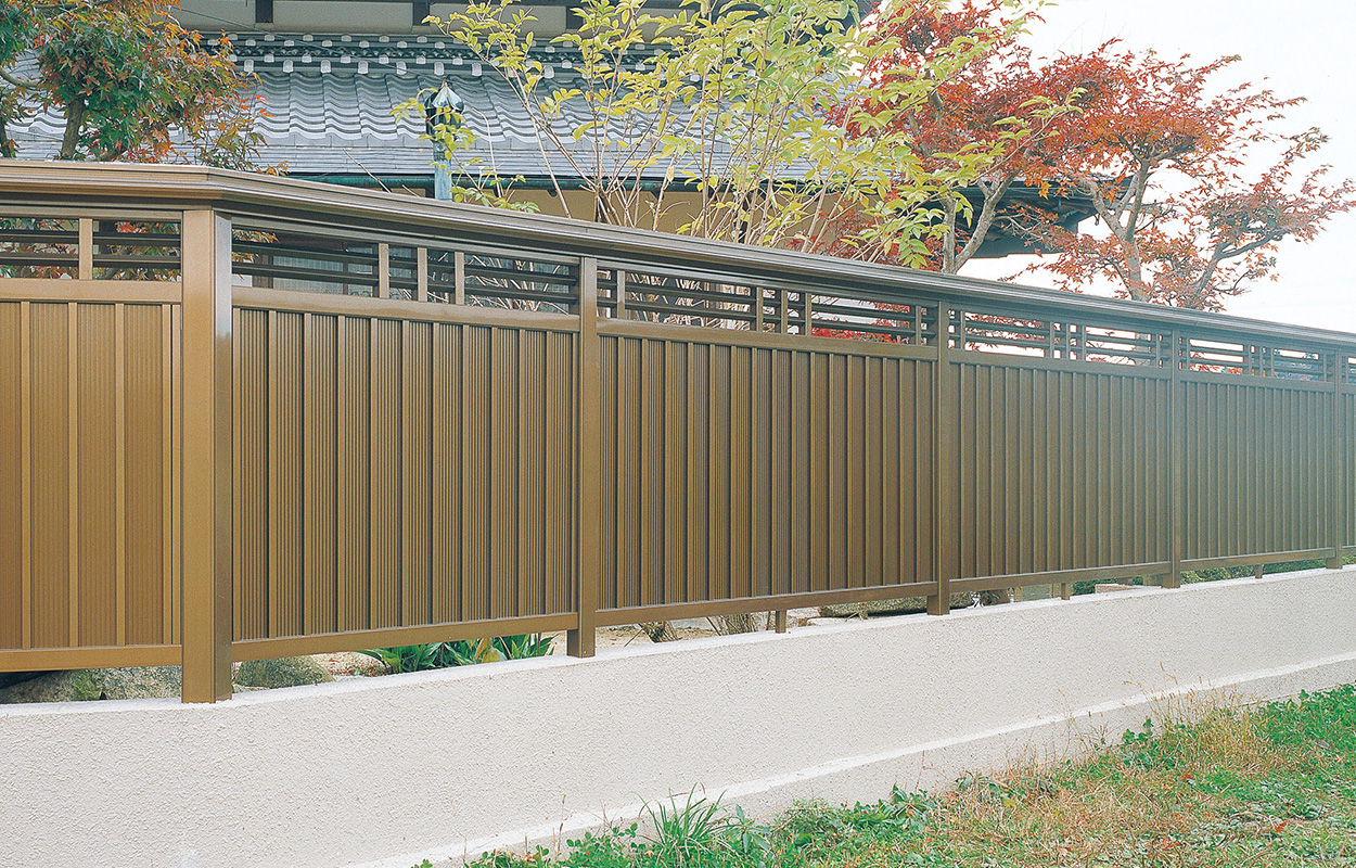 2型 ブロンズ／1812　三協アルミ　門・フェンスまわり　フェンス・スクリーン　目隠し　モダン　おしゃれ　エクステリア　愛知・名古屋の外構専門店パートナーホームのエクステリア　製品一覧　形材フェンス　大和塀|パートナーホーム