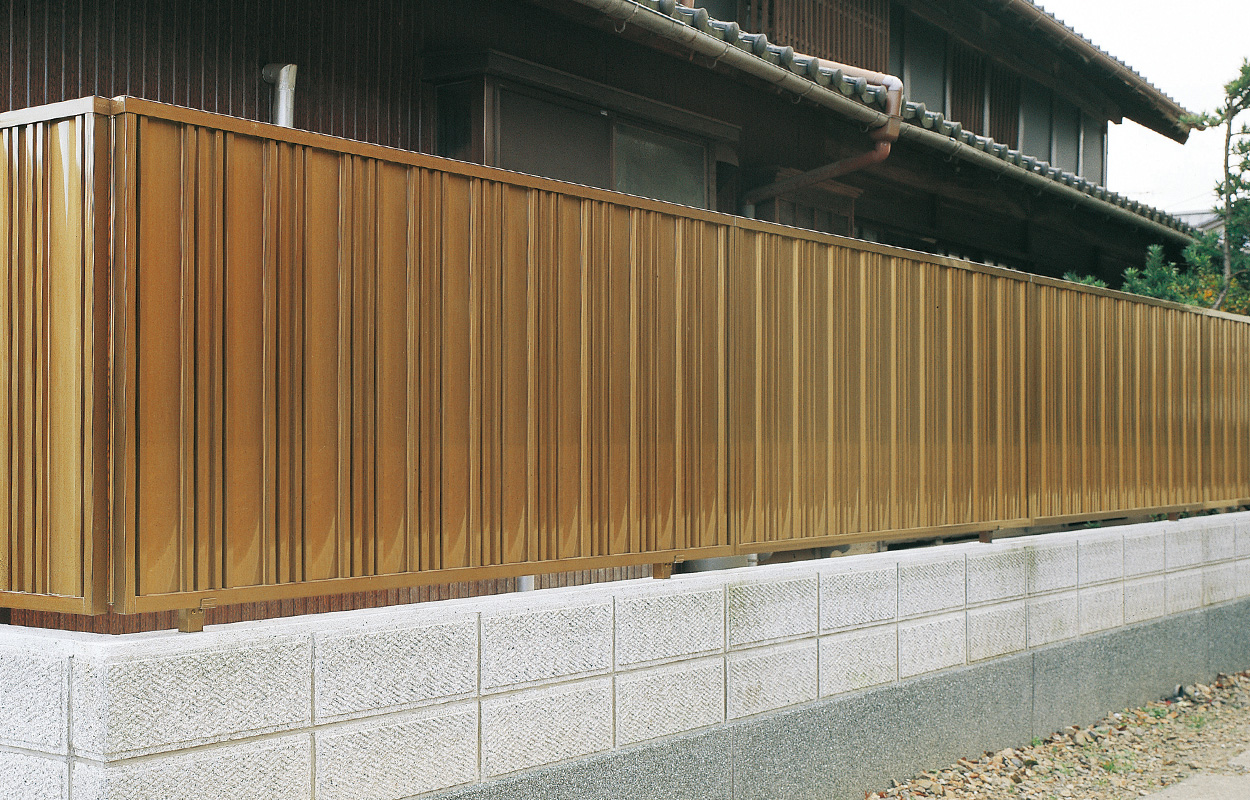 2型 ブロンズ／2008　三協アルミ　門・フェンスまわり　フェンス・スクリーン　目隠し　モダン　おしゃれ　エクステリア　愛知・名古屋の外構専門店パートナーホームのエクステリア　製品一覧　形材フェンス　比美|パートナーホーム