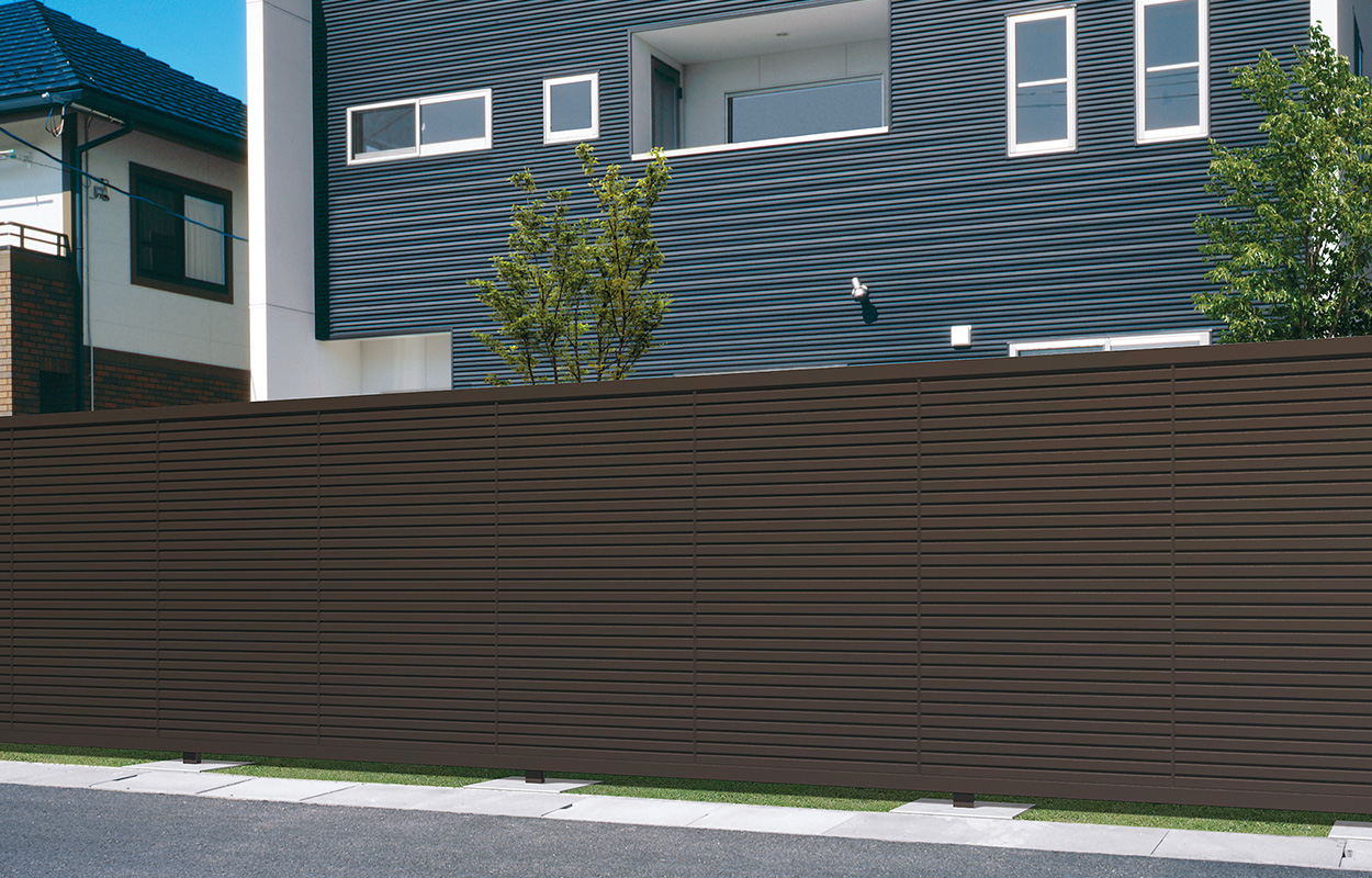 ダークブロンズ／1018　三協アルミ　門・フェンスまわり　フェンス・スクリーン　目隠し　モダン　おしゃれ　エクステリア　愛知・名古屋の外構専門店パートナーホームのエクステリア　製品一覧　形材フェンス　ニューアイシャノンG 1型|パートナーホーム
