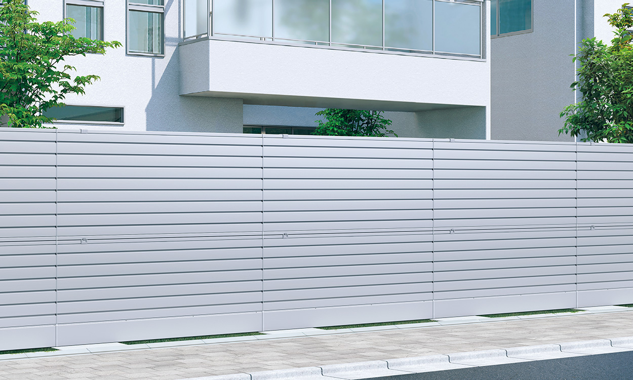 レジリア サンシルバー／ハイモジュールタイプ2段施工／上：レジリアYM1型／2010／下：レジリアYM1型／2008　三協アルミ　門・フェンスまわり　フェンス・スクリーン　目隠し　モダン　おしゃれ　エクステリア　愛知・名古屋の外構専門店パートナーホームのエクステリア　製品一覧　形材フェンス　多段支柱　2段フリー支柱|パートナーホーム