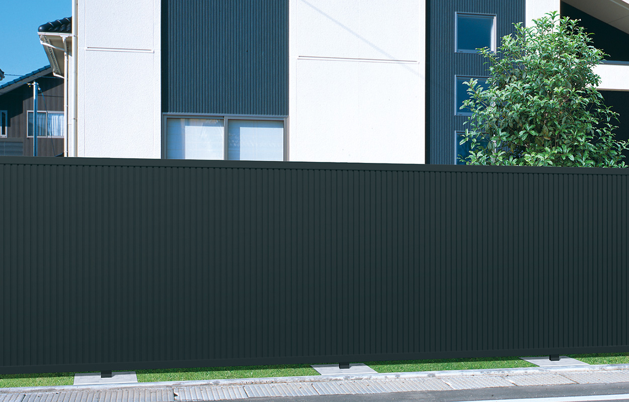 ブラック／1018　三協アルミ　門・フェンスまわり　フェンス・スクリーン　目隠し　モダン　おしゃれ　エクステリア　愛知・名古屋の外構専門店パートナーホームのエクステリア　製品一覧　形材フェンス　ニューアイシャノンG 2型|パートナーホーム