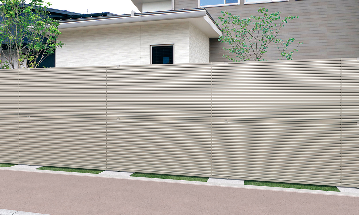 レジリア アーバングレー／ハイモジュールタイプ2段施工／上・下：レジリアYL2型／2010　三協アルミ　門・フェンスまわり　フェンス・スクリーン　目隠し　モダン　おしゃれ　エクステリア　愛知・名古屋の外構専門店パートナーホームのエクステリア　製品一覧　形材フェンス　多段支柱　2段フリー支柱|パートナーホーム