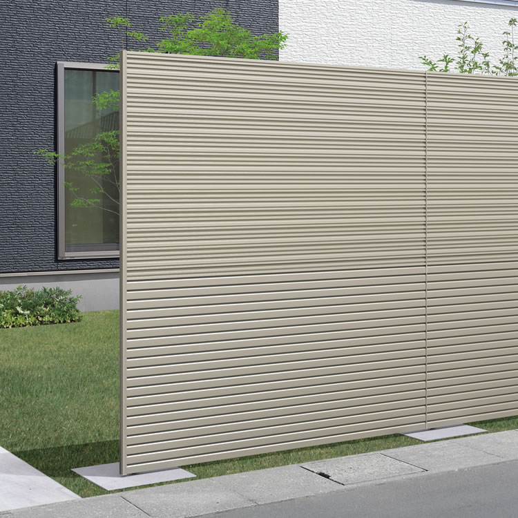 1型＋2型 アーバングレー／上：1型／2012／下：2型／2010　三協アルミ　門・フェンスまわり　フェンス・スクリーン　目隠し　モダン　おしゃれ　エクステリア　愛知・名古屋の外構専門店パートナーホームのエクステリア　製品一覧　ガーデンスクリーン　ベルサード|パートナーホーム