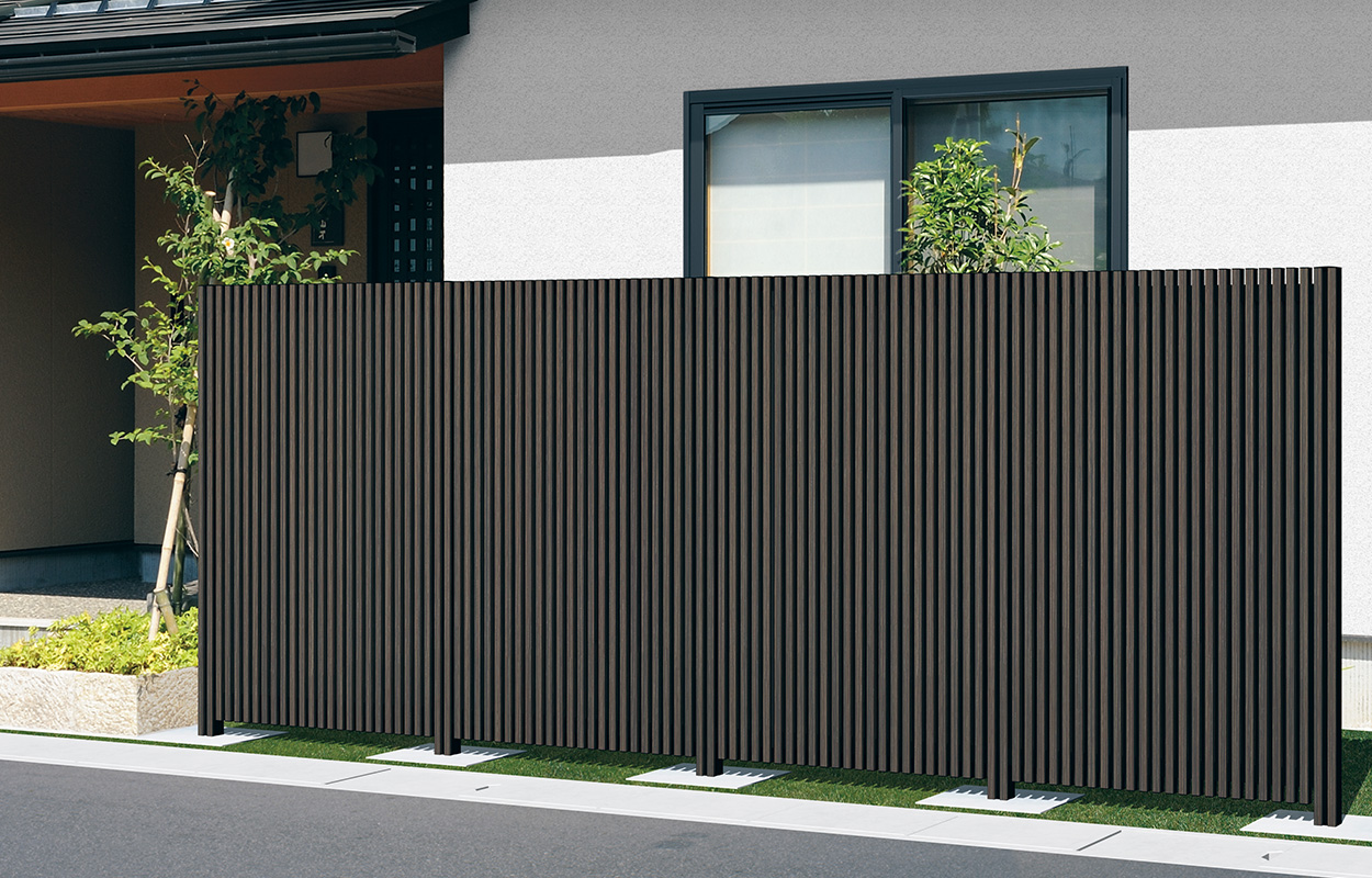 2型 アーバングレー（UC）／壁付けタイプ／1016／すき間ガード　三協アルミ　門・フェンスまわり　フェンス・スクリーン　目隠し　モダン　おしゃれ　エクステリア　愛知・名古屋の外構専門店パートナーホームのエクステリア　製品一覧　ガーデンスクリーン　J.モダン|パートナーホーム