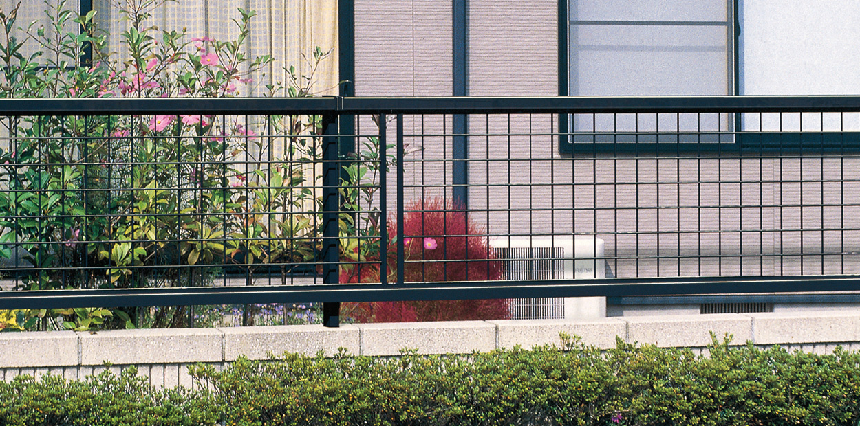 ブラック／2006　三協アルミ　門・フェンスまわり　フェンス・スクリーン　目隠し　モダン　おしゃれ　エクステリア　愛知・名古屋の外構専門店パートナーホームのエクステリア　製品一覧　形材フェンス　|パートナーホーム