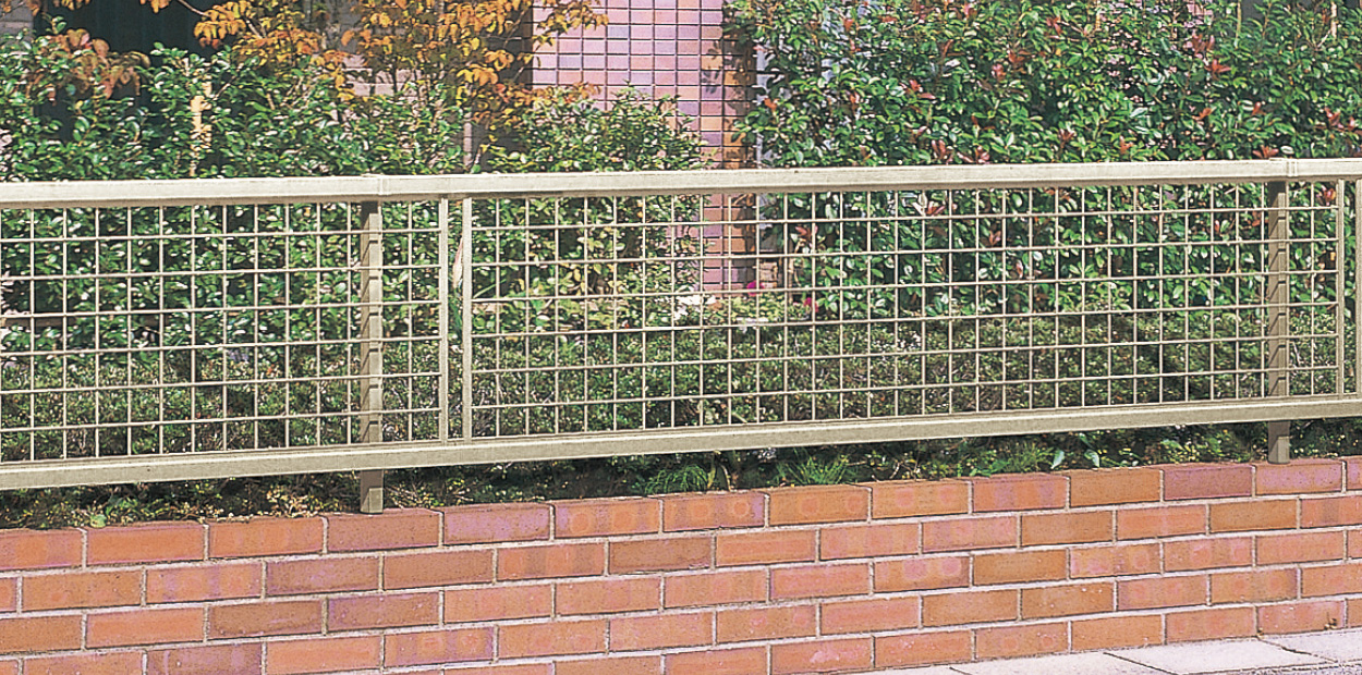 アーバングレー／2006　三協アルミ　門・フェンスまわり　フェンス・スクリーン　目隠し　モダン　おしゃれ　エクステリア　愛知・名古屋の外構専門店パートナーホームのエクステリア　製品一覧　形材フェンス　|パートナーホーム