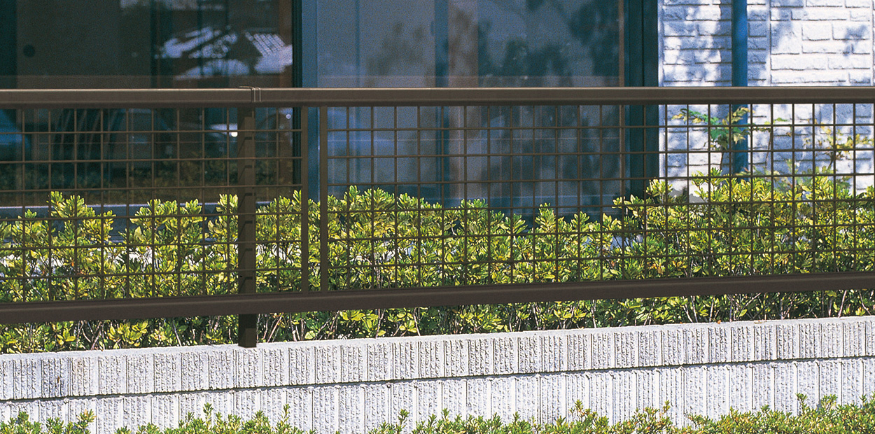 ダークブロンズ／2006　三協アルミ　門・フェンスまわり　フェンス・スクリーン　目隠し　モダン　おしゃれ　エクステリア　愛知・名古屋の外構専門店パートナーホームのエクステリア　製品一覧　形材フェンス　|パートナーホーム