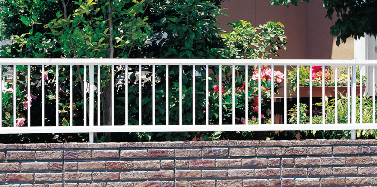 ホワイト／2006　三協アルミ　門・フェンスまわり　フェンス・スクリーン　目隠し　モダン　おしゃれ　エクステリア　愛知・名古屋の外構専門店パートナーホームのエクステリア　製品一覧　形材フェンス　スーパー速川|パートナーホーム