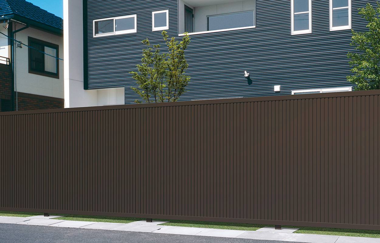 ダークブロンズ／1018　三協アルミ　門・フェンスまわり　フェンス・スクリーン　目隠し　モダン　おしゃれ　エクステリア　愛知・名古屋の外構専門店パートナーホームのエクステリア　製品一覧　形材フェンス　ニューアイシャノンG 2型|パートナーホーム