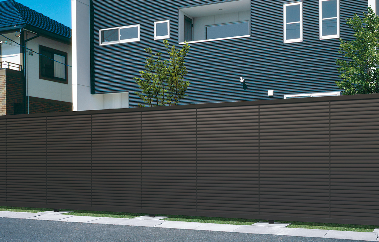 ダークブロンズ／1018　三協アルミ　門・フェンスまわり　フェンス・スクリーン　目隠し　モダン　おしゃれ　エクステリア　愛知・名古屋の外構専門店パートナーホームのエクステリア　製品一覧　形材フェンス　ニューアイシャノンG 3型|パートナーホーム