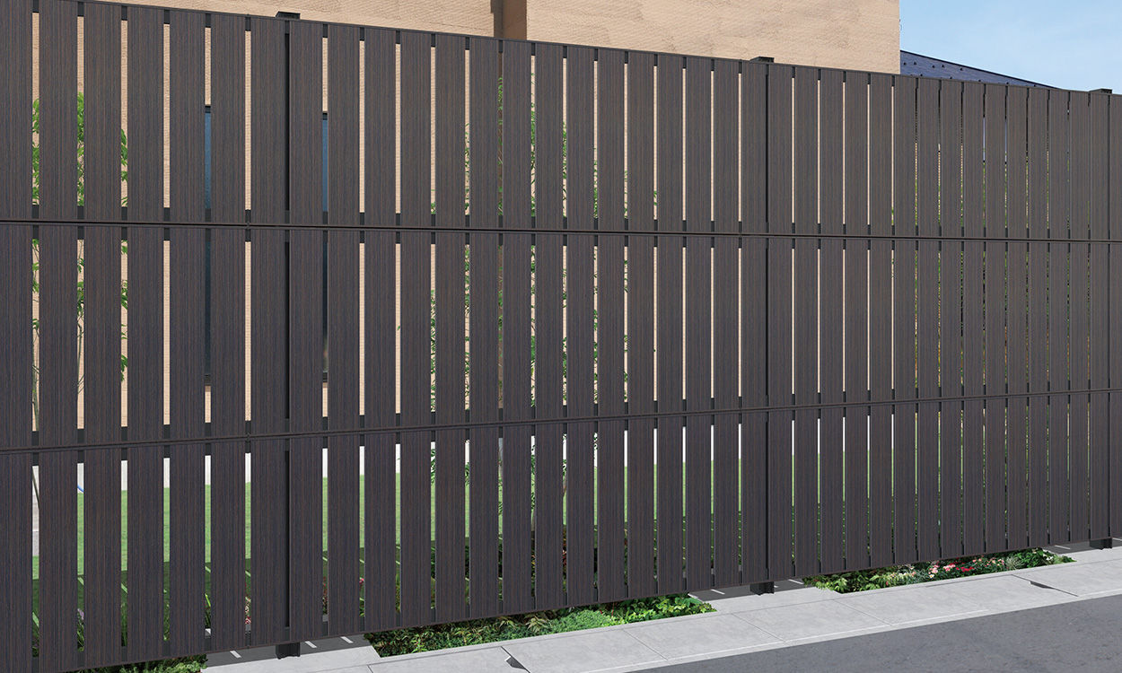 フレイナ HGK（ビターグレイン・ブラック）／3段施工／上・中・下：フレイナT1型／2010　三協アルミ　門・フェンスまわり　フェンス・スクリーン　目隠し　モダン　おしゃれ　エクステリア　愛知・名古屋の外構専門店パートナーホームのエクステリア　製品一覧　形材フェンス　多段支柱　3段フリー支柱|パートナーホーム