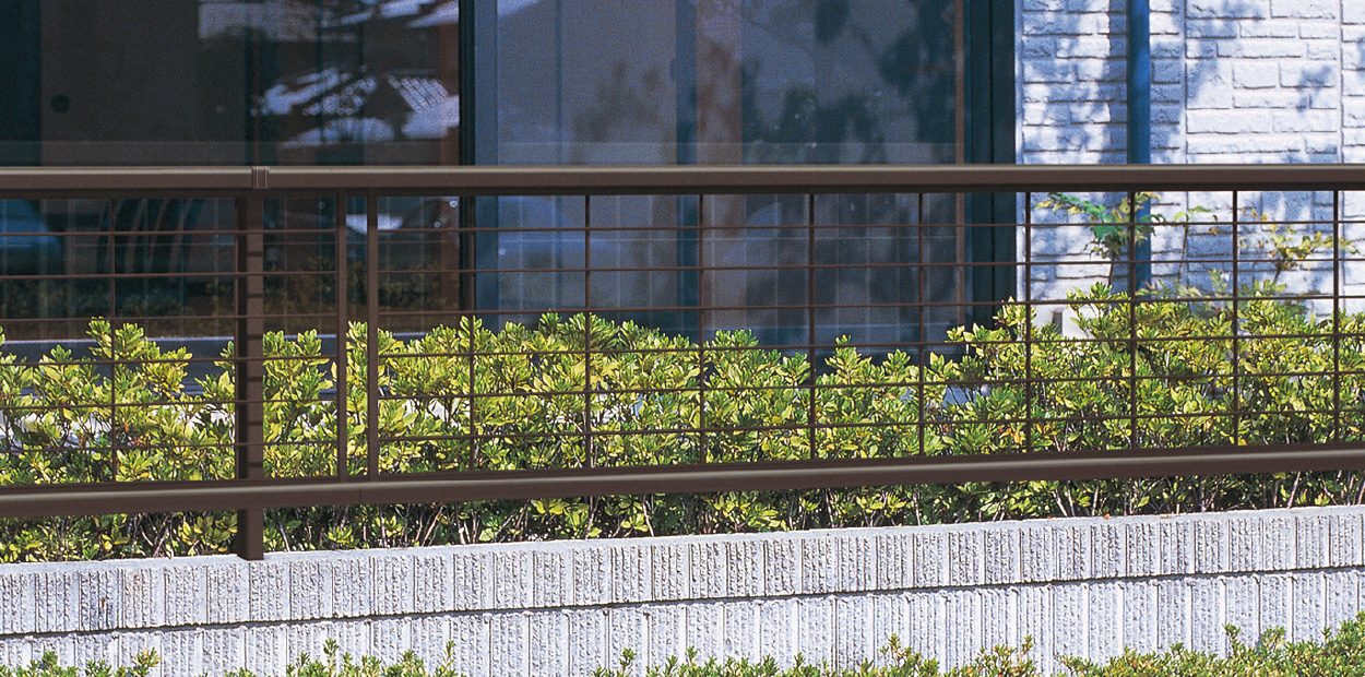 ダークブロンズ／2006　三協アルミ　門・フェンスまわり　フェンス・スクリーン　目隠し　モダン　おしゃれ　エクステリア　愛知・名古屋の外構専門店パートナーホームのエクステリア　製品一覧　形材フェンス　|パートナーホーム