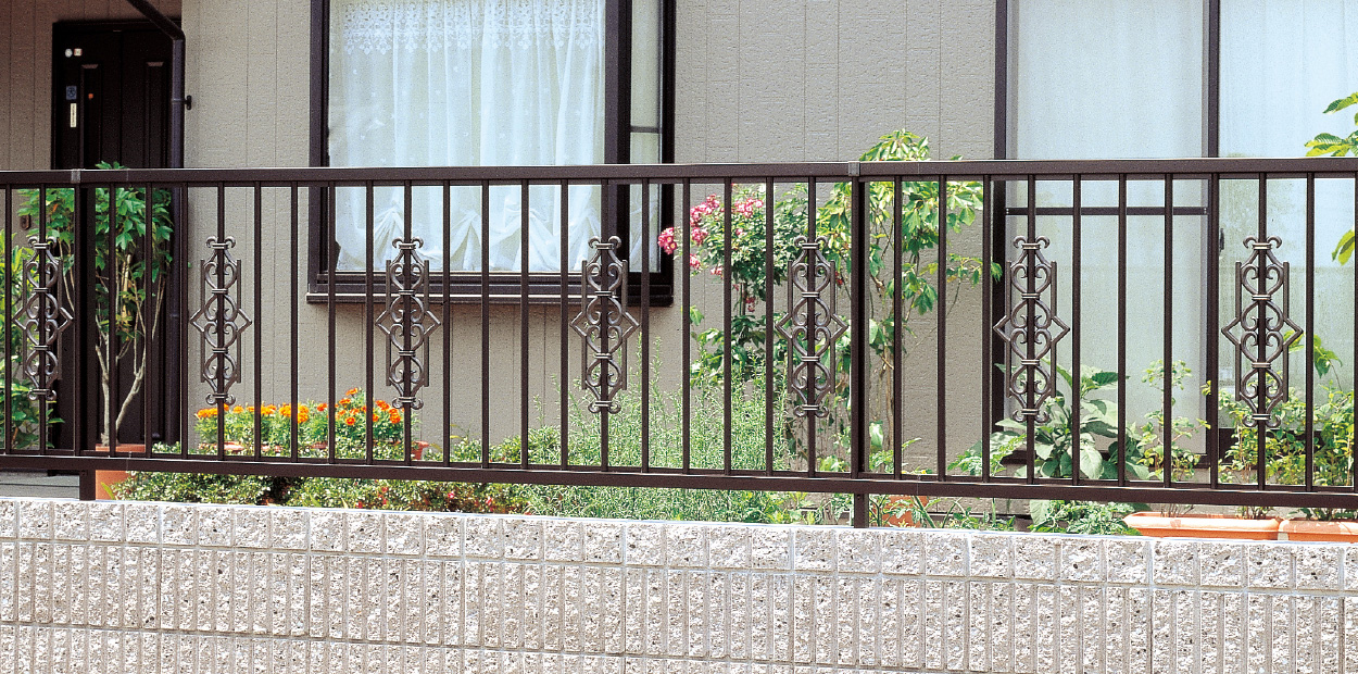 2型 ダークブロンズ／2008　三協アルミ　門・フェンスまわり　フェンス・スクリーン　目隠し　モダン　おしゃれ　エクステリア　愛知・名古屋の外構専門店パートナーホームのエクステリア　製品一覧　形材フェンス　スーパー速川|パートナーホーム