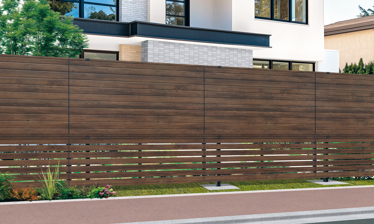 シャトレナⅡ JNK（スモークナット・ブラック）／2段施工／上：シャトレナⅡ3P型／2012／下：シャトレナⅡ1P型／2008　三協アルミ　門・フェンスまわり　フェンス・スクリーン　目隠し　モダン　おしゃれ　エクステリア　愛知・名古屋の外構専門店パートナーホームのエクステリア　製品一覧　形材フェンス　多段支柱　2段フリー支柱|パートナーホーム