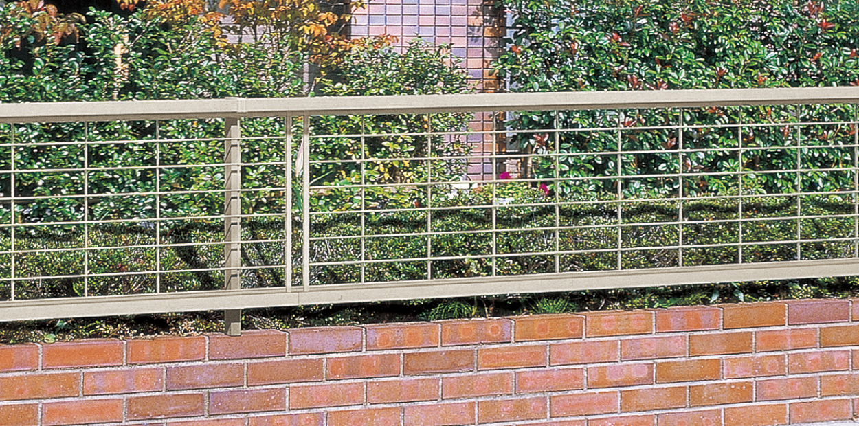 アーバングレー／2006　三協アルミ　門・フェンスまわり　フェンス・スクリーン　目隠し　モダン　おしゃれ　エクステリア　愛知・名古屋の外構専門店パートナーホームのエクステリア　製品一覧　形材フェンス　|パートナーホーム